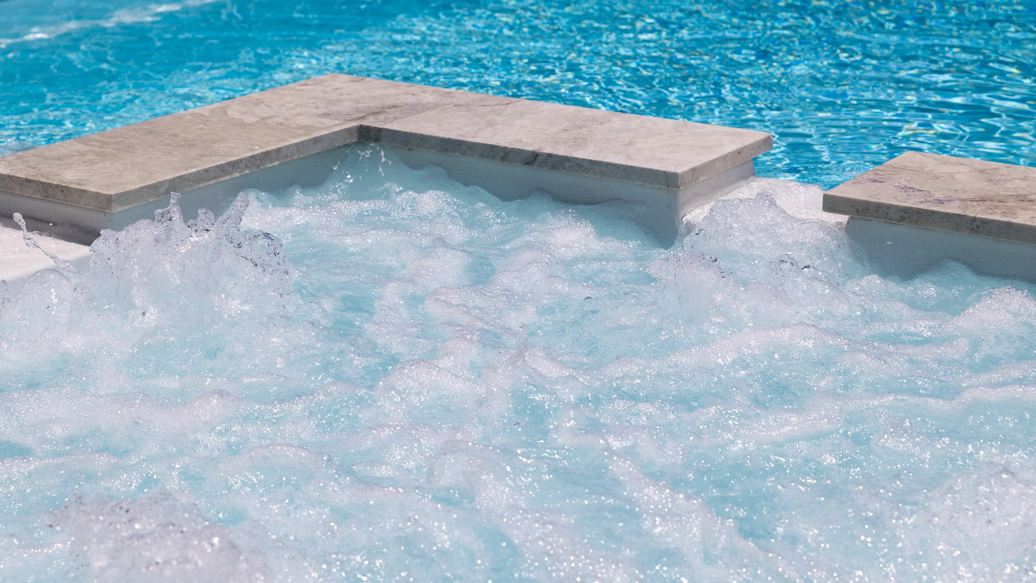 Leisure Pools The Absolute 10.00m Shimmer White GV Unique Pools & Landscaping